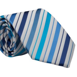 Puede incluir: Una corbata gris y azul a rayas con un dise&ntilde;o enrollado.