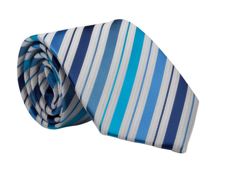 Puede incluir: Una corbata gris y azul a rayas con un dise&ntilde;o enrollado.