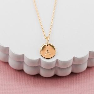 Collar con dije de letra inicial grabada bañado en oro de 14 quilates (sobre plata esterlina), joyería minimalista personalizada para niños, niñas y mujeres de 10 mm
