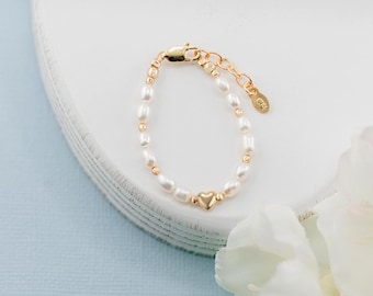 Pulseira com pingente de pérola banhada a ouro 14K adornada com pérolas Swarovski® - Joia para recém-nascidas, bebês e crianças pequenas.
