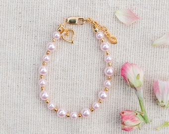 Pulseira infantil banhada a ouro 14K para bebês e crianças, adornada com pérolas Swarovski®. Ideal para presentear recém-nascidos e crianças pequenas. Joia infantil em ouro 14K.