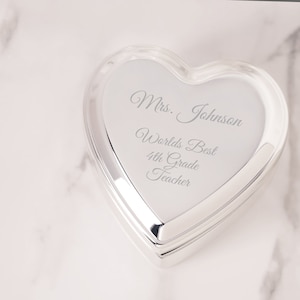 Personalisierte Silber Herz Schmuckschatulle, KOSTENLOSE Gravur, Geschenk für Brautjungfern, Jahrestag, bester Freund, Ruhestand, Abschlussfeier, Lehrer Geschenk