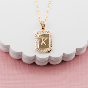 Collar con inicial personalizado chapado en oro de 14 quilates. Colgante con letra grabada personalizada y gratuita. Regalo para novia, esposa, hermana, mejor amiga o compañera de trabajo.
