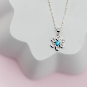 Sterling Silber CZ Birthstone Daisy Charm Halskette, mit personalisiertem Daisy Initial Charm für Kinder, Kleinkinder, Tween, Teens