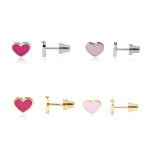 Könnte beinhalten: Vier Paar herzförmige Ohrstecker. Zwei Paare haben eine silberne Oberfläche mit rosa Emaille, und zwei Paare haben eine goldene Oberfläche mit rosa Emaille. Jeder Ohrring hat einen Stecker und einen Schraubverschluss.