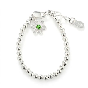 Op de afbeelding: Een zilveren kralenarmband met een bloemvormige bedel. De bloembedel heeft een groene middensteen. De armband heeft een karabijnsluiting en een label met de initialen "CM".