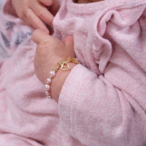 14 kt vergulde, high-end roze Oostenrijkse gesimuleerde bedelarmband met parel en hart met optionele initiaal bedel voor pasgeboren baby of peuter