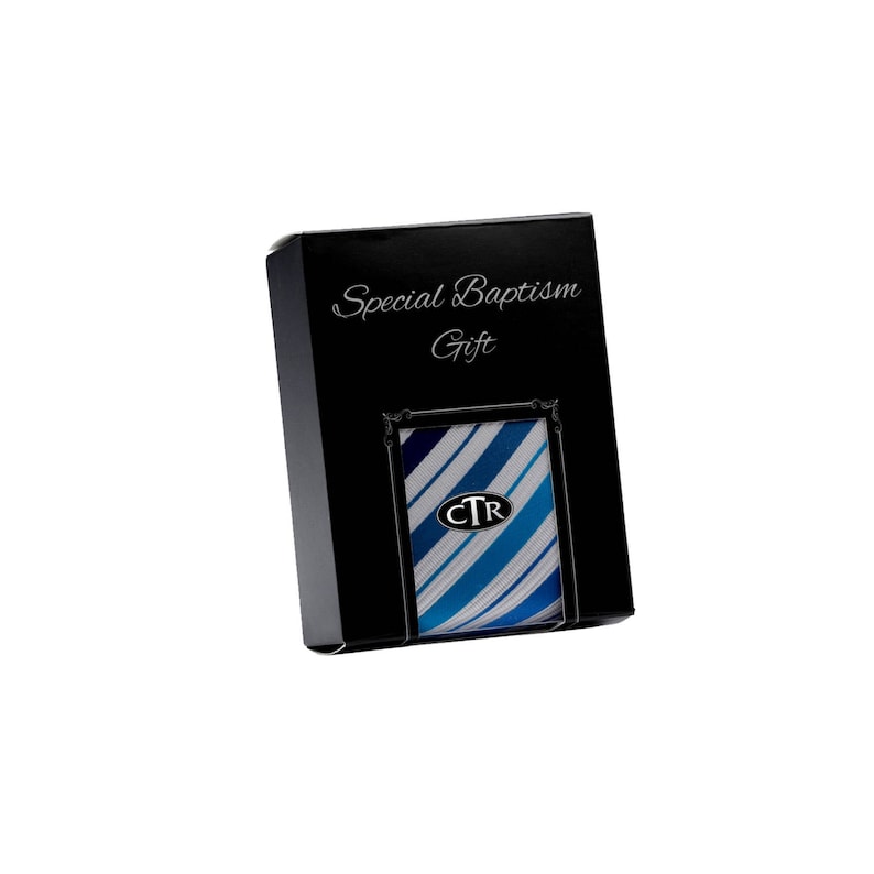 Puede incluir: Una caja de regalo negra con una corbata a rayas blancas y azules en su interior. La caja tiene el texto "Special Baptism Gift" en la parte delantera.