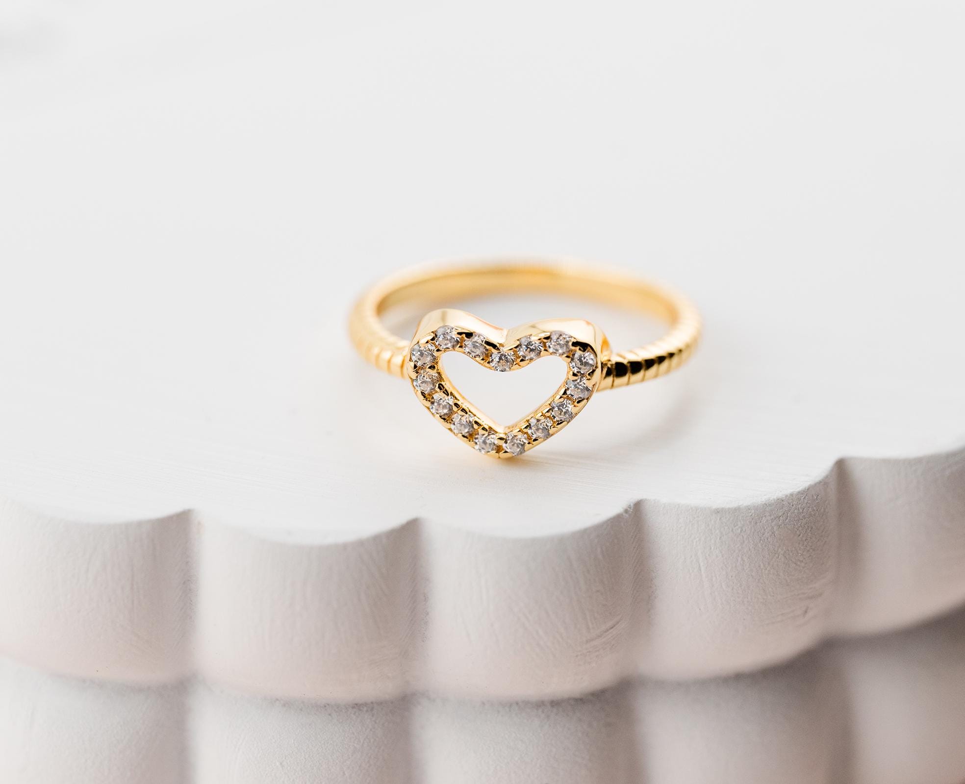Anillo De Brillantes Chapado En Oro, Banda Retorcida Y Piedra De