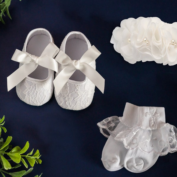 Ensemble bandeau et chaussures de baptême en dentelle ivoire clair avec chaussettes blanches en dentelle agrémentées d'une croix pour bébé fille, chaussures de baptême pour bébé fille