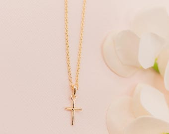 Collar de cruz delicado de plata esterlina chapada en oro de 14 quilates para niñas, regalo de primera comunión, joyería para bebés, niños o confirmación.