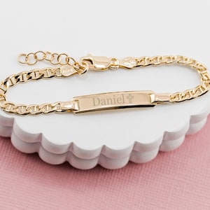 Cadeau de baptême pour fille, bracelet d'identification plaqué or 14 carats avec première communion de la croix, dédicace du nourrisson, baptême de bébé, gravure GRATUITE