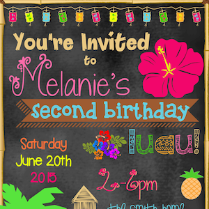 Puede incluir: Una invitación en una pizarra a una fiesta de cumpleaños número dos con temática de luau para Melanie. La invitación está decorada con flores tropicales, palmeras y una piña. El texto de la invitación dice "You're Invited to Melanie's second birthday luau! Saturday June 20th 2015 2-6pm the smith home 1234 jones street anytown, usa RSVP to Kelli 123-456-7890"