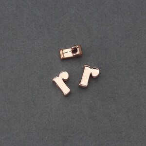 Alfabeto minúscula r Cuenta de latón . Letras y números. Hallazgos de joyería. Chapado en oro rosa pulido sobre latón / 2 piezas - FC035-RG-r