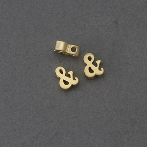 Y símbolo y cuentas de latón. Números de letras. Hallazgos de joyería. Chapado en oro mate de 16 quilates sobre latón / 2 piezas - FC035-MG-AND