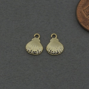 Clam Brass Pendant (Small) . Top Shell Pendant . Polished Gold Plated / 2 Pcs - AC352-PG