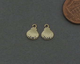 Clam Brass Pendant (Small) . Top Shell Pendant . Polished Gold Plated / 2 Pcs - AC352-PG