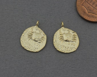 Crab Brass Pendant . Jewelry Craft Supply . Matte Gold Plated / 2 Pcs - FC597-MG