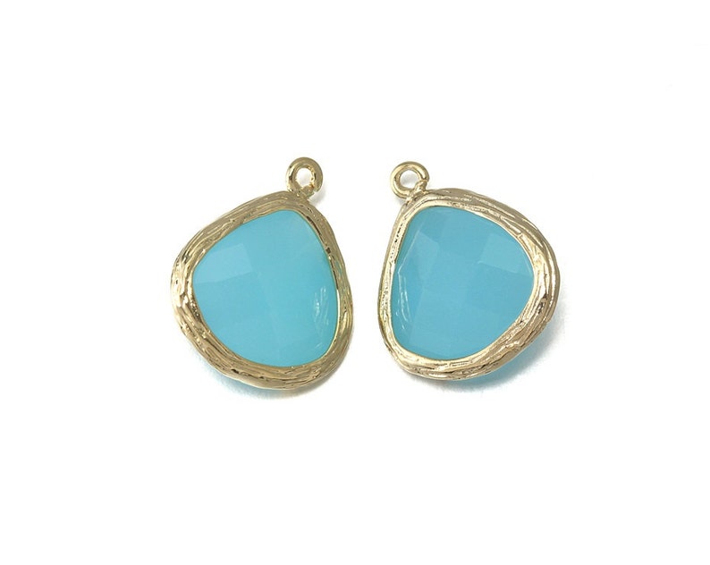 16K Polished Gold Plated over Brass / 2 Pcs Ocean Blue Glass Pendant Jewelry Craft Supplies AG001-PG-OB 16K Polished Gold Plated over Brass / 2 Pcs Ocean Blue Glass Pendant Jewelry Craft Supplies AG001-PG-OB