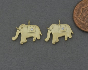 Elephant Brass Pendant . Jewelry Craft Supplies . Matte Gold Plated / 2 Pcs - FC736-MG-CR