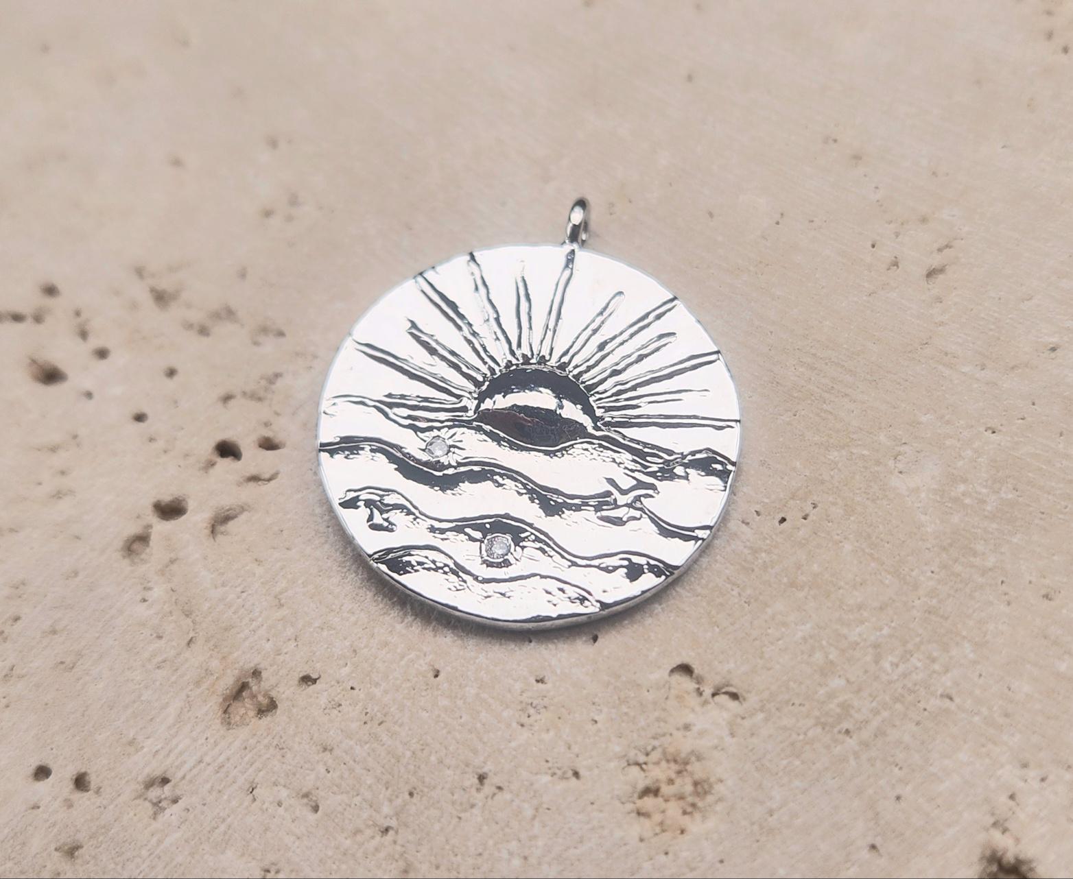 アクセサリー SUN Awesome Black Metal Sun Pendant - Shiny Black Solid Center