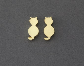Puede incluir: Un par de pendientes de oro con silueta de gato. Los pendientes son pequeños y delicados, y serían un gran regalo para cualquier amante de los gatos.