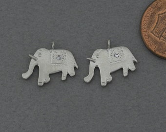 Elephant Brass Pendant . Jewelry Craft Supplies . Matte Original Rhodium Plated / 2 Pcs - FC736-MR-CR