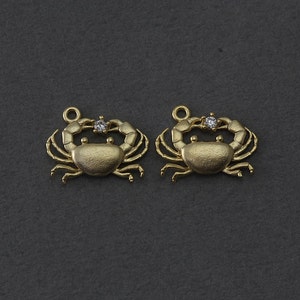 Krabbe Messing Anhänger. Hochzeitsschmuck, Brautschmuck. Mattvergoldetes Messing / 2 Stück - FC268-MG-CR