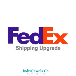 Könnte beinhalten: FedEx-Logo in Lila und Orange mit dem Text "Shipping Upgrade" darunter. Das Logo befindet sich auf einem weißen Hintergrund.