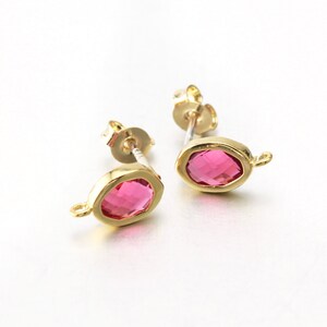 Fuchsia glasörhänge. Örhänge i 925 sterlingsilver. 16K polerat guldpläterat över mässing / 2 st - CG048-PG-FC