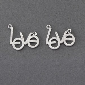 40% DE DESCUENTO. Conector de latón con letras LOVE. Mate Original Rodiada / 2 Piezas - AC111-MR