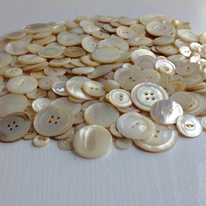 Mother-of-Pearl Button Assortment, Vintage, Mixed MOP & Shell Sizes and Types, 1 Cup 325 pcs, Collect or Craft image 3