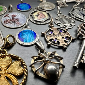Vintage sterlingzilveren bedels: religieus, geluksbrenger, sleutel tot mijn hart
