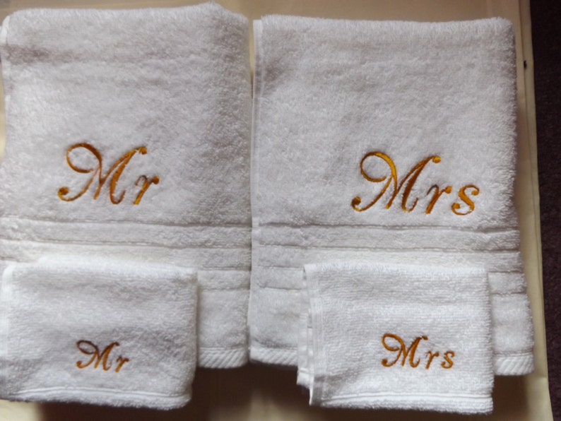 Towels Mr & Mrs / Aniversary / Wedding / Engagements (Add a Surname Free ) 