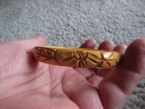 Butterscotch Deep Carved 1950s BAKELITE Bangle - image 4