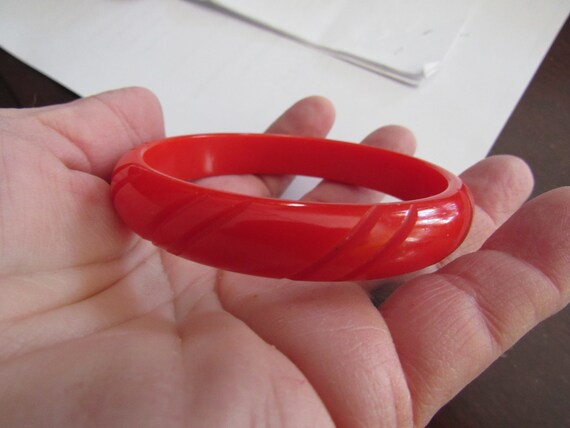 Lipstick Red Carved Bakelite Bangle - image 4