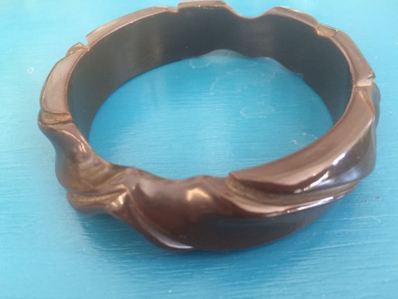 1940s Deep Carved Chunky Brown Bakelite Bangle Te… - image 1