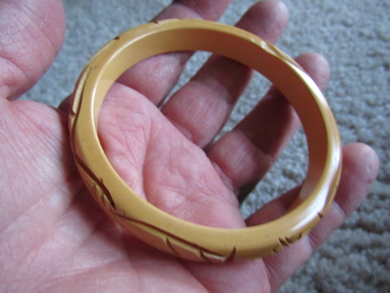 Butterscotch Deep Carved 1950s BAKELITE Bangle - image 3