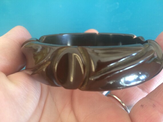 1940s Deep Carved Chunky Brown Bakelite Bangle Te… - image 2