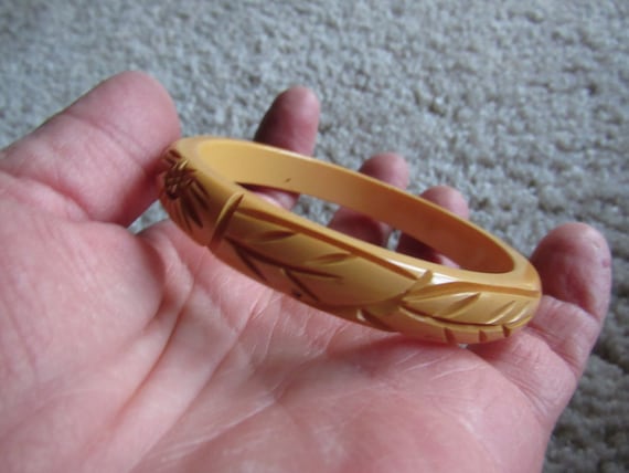 Butterscotch Deep Carved 1950s BAKELITE Bangle - image 2