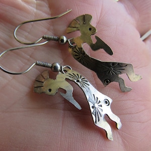 Ręcznie wykonane kolczyki wiszące Kokopeli ze srebra próby 925