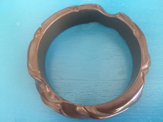 1940s Deep Carved Chunky Brown Bakelite Bangle Te… - image 3