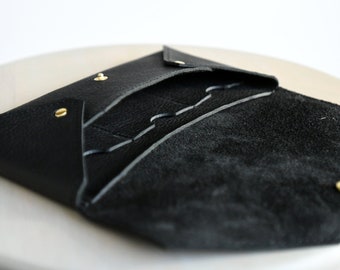 Cartera de mano tipo sobre: piel Kodiak de color negro intenso