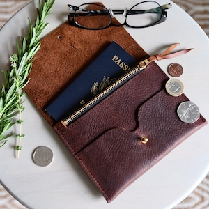 The Falkirk - Pasaporte y cartera con cremallera en cuero Kodiak