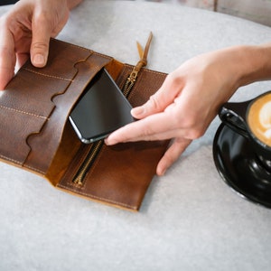Cartera de cuero para teléfono con bolsillo para teléfono y bolsillo con cremallera