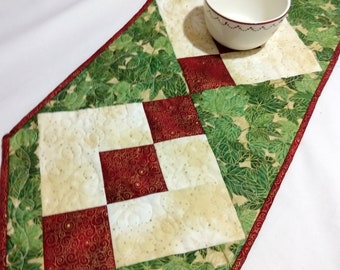 Rouge, vert et crème métallisé, chemin de table matelassé de Noël, cadeau pour maman, cadeau d'hôtesse, patchwork fait main