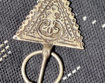 Triangular amazigh fibula