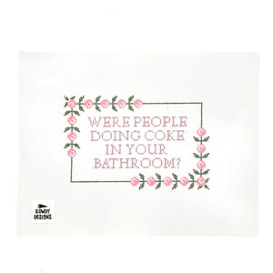 Puede incluir: Un lienzo blanco con un borde floral rosa y verde y el texto "Were people doing coke in your bathroom?" impreso en rosa.