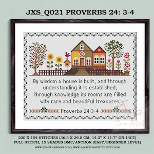 Może przedstawiać: Wzór haftu krzyżykowego w ciemnej drewnianej ramie. Projekt przedstawia kolorową scenę wioski z domami, drzewami i kwiatami. Tekst brzmi: „Mądrością dom się buduje...“ i „Przysłów 24:3-4”. Wymiary to 36,3 x 29,8 cm.