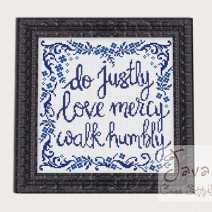 Op de afbeelding: Borduurpatroon met een blauw en wit bloemenontwerp met de tekst "Do justly, love mercy, walk humbly".